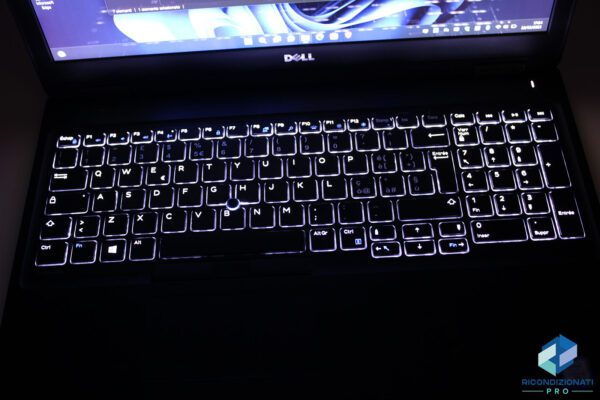 immagine reale notebook ricondizionato tastiera retroilluminata Dell Latitude 5580 touch screen