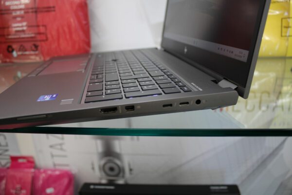 Hp ZBook Fury 15 G8 ricondizionato lato destro