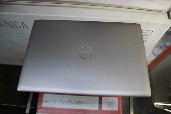 Dell Precision 7650 4K Intel Core i9 RAM 32GB SSD 1TB Nvidia Quadro RTX A2000 ricondizionato vista superiore