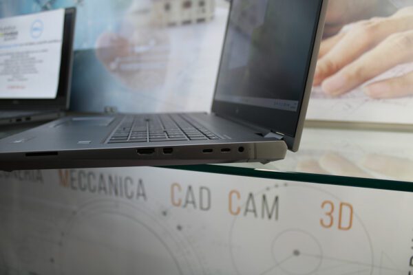 Hp ZBook 17 G7 ricondizionato con Nvidia RTX 5000 16GB lato destro