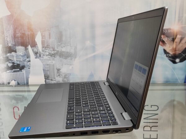 portatile Dell Latitude 5520 ricondizionato lato destra